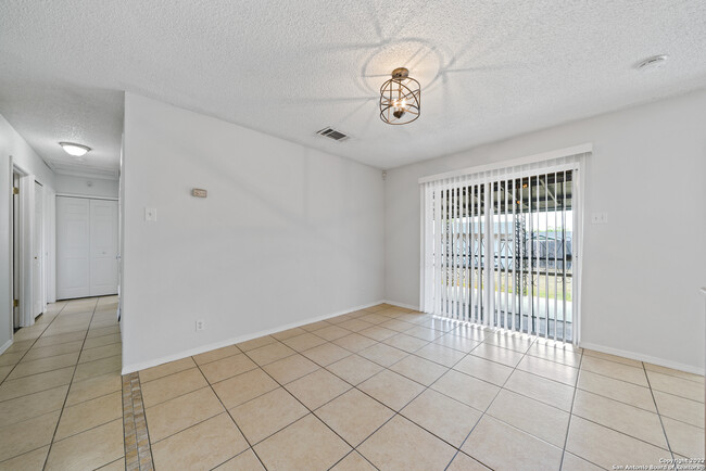 Building Photo - 4851 Castle Arms Dr