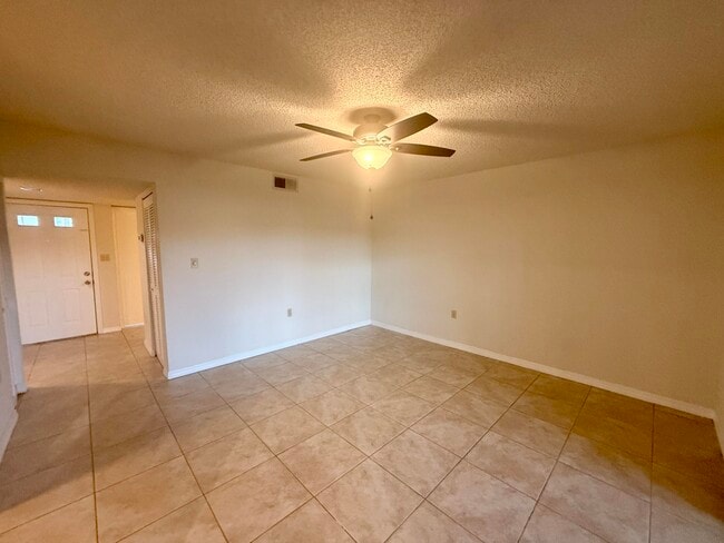 Building Photo - 15105 Glenmoor Dr