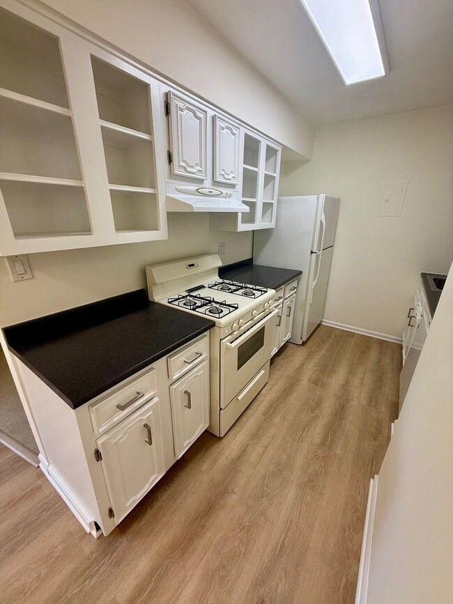 Building Photo - Ready now! Huge 1 bedroom condo in Annapolis!