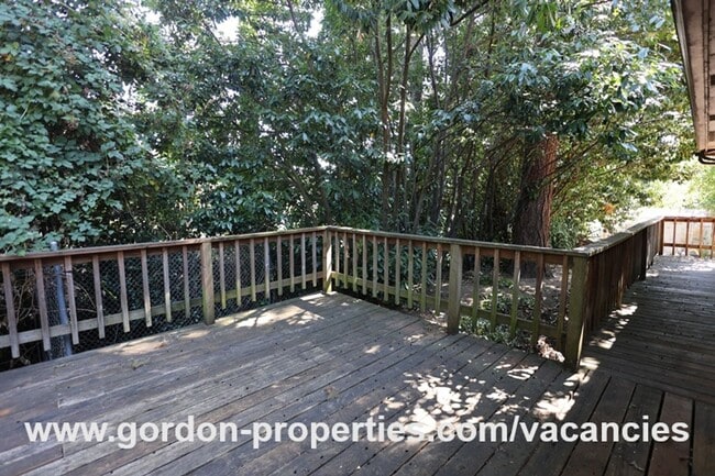 Building Photo - SE Green Vista Dr - Milwaukie 2 bedroom duplex with fireplace