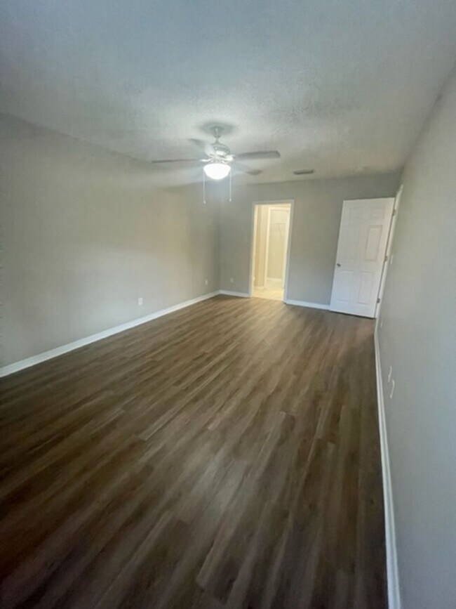 Building Photo - 2 bedroom/2 bathroom/2 car garage town hom...