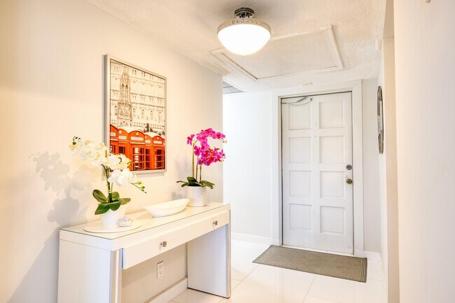 Building Photo - 2950 N Palm Aire Dr