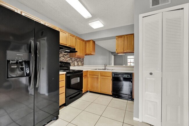 Building Photo - First Floor 2/2 Condo with private back in...