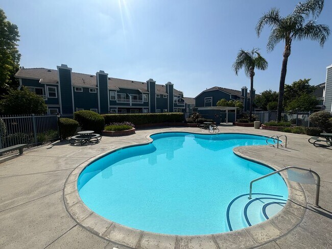 Building Photo - COMING SOON! Beautiful 2-Bedroom Townhome in Simi Valley!
