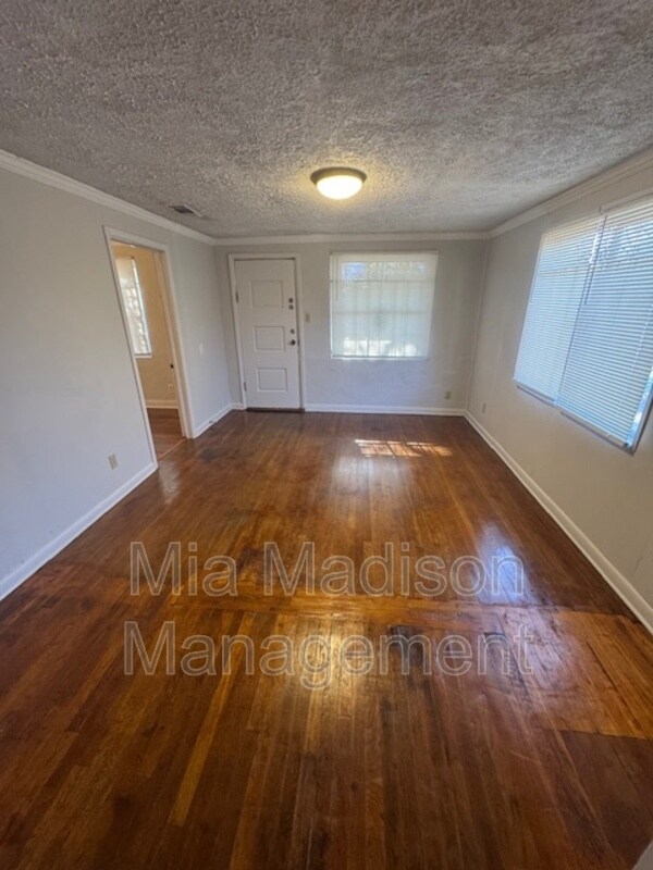 Building Photo - 1026 W 41st St