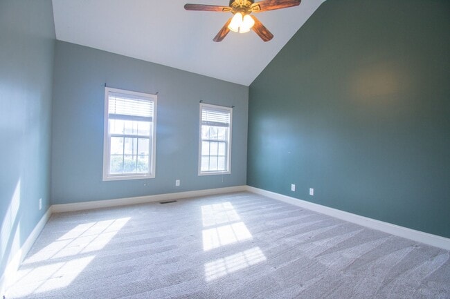 Building Photo - Available March 1! 4 Bedroom 2.5 Bathroom With Bonus and Screened in Porch!