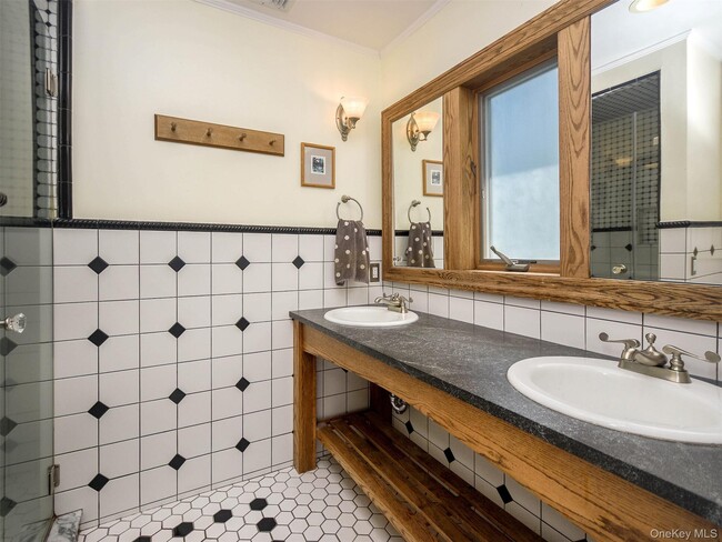 Building Photo - 24 Bay Ave