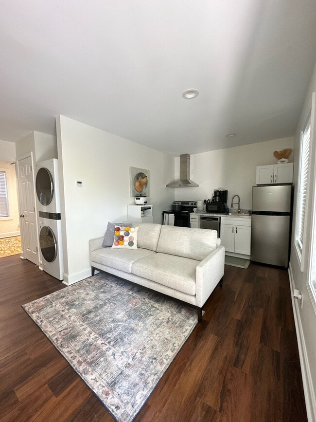 Building Photo - 107 David St