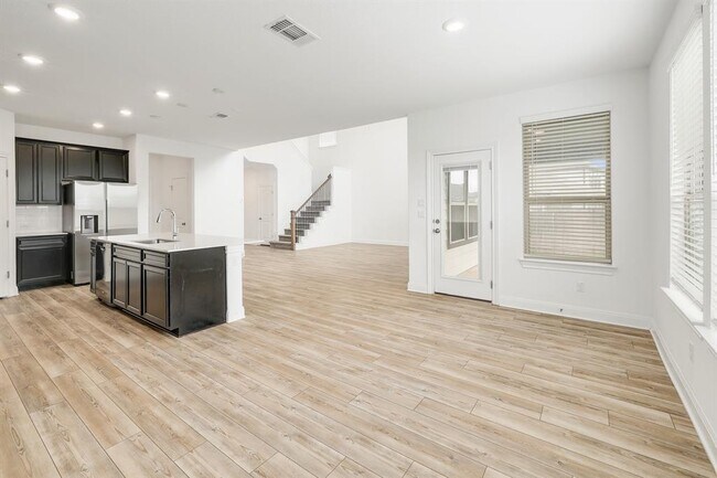 Building Photo - 113 King Thistle Ct