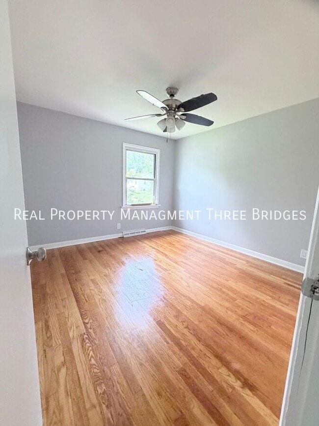 Building Photo - 536 Ames Pl