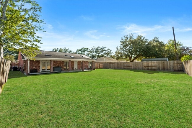 Building Photo - 8818 Edgemoor Dr