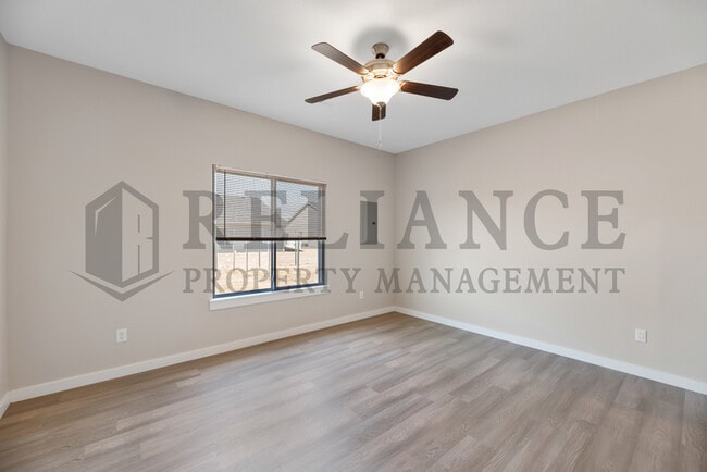 Building Photo - 5121 N Cypress St