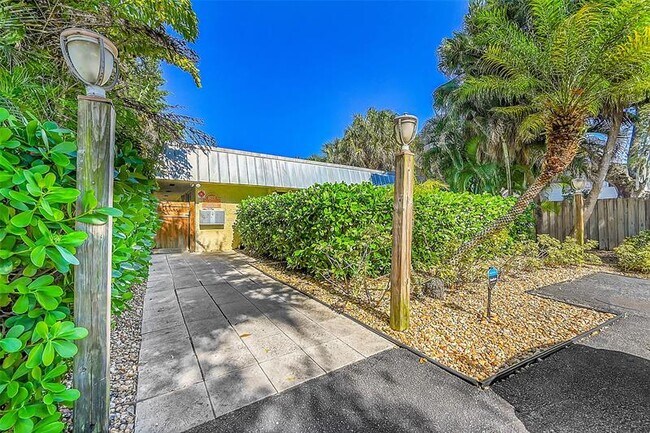 Building Photo - 1027 Tequesta St
