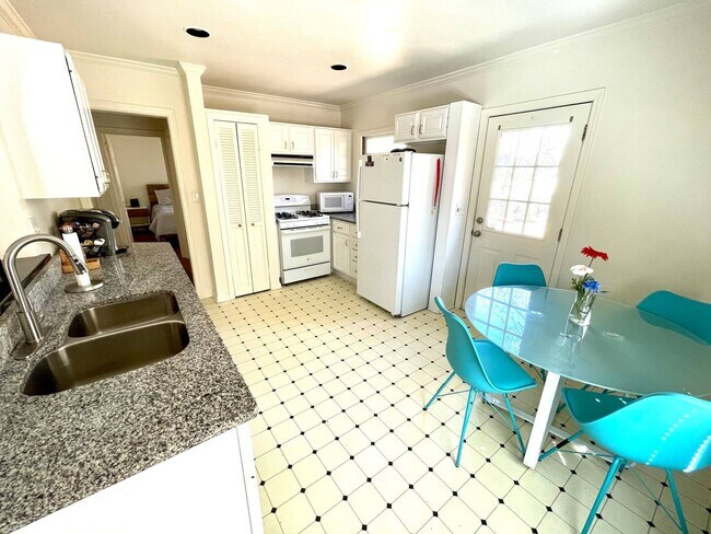 Building Photo - 1805 Piedmont Way NE