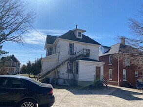 Building Photo - 3 Bedroom / 1 Bathroom Home in a Central Des Moines Location!