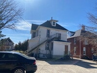 Building Photo - 3 Bedroom / 1 Bathroom Home in a Central Des Moines Location!