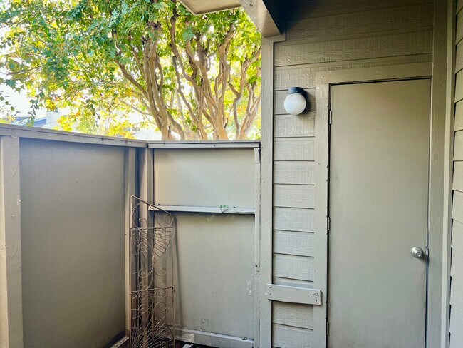 Building Photo - 10047 Westpark Dr