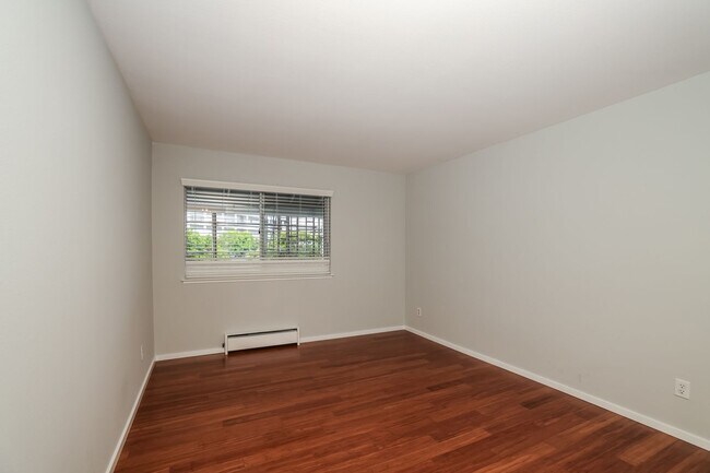 Building Photo - 2 Bedroom Condo in Highly Desirable Richmond Marina Bay!