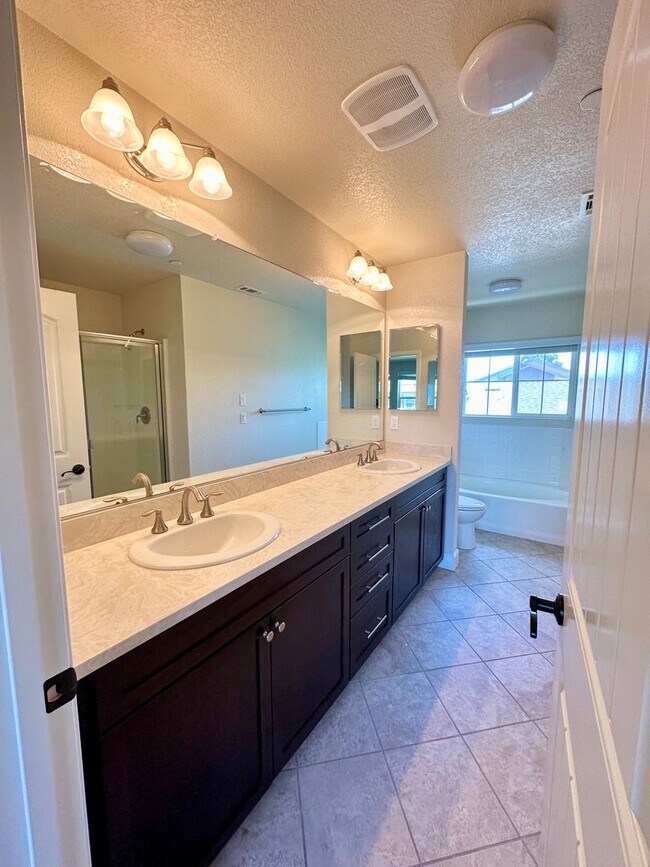 Building Photo - 1154 Galeria Cir