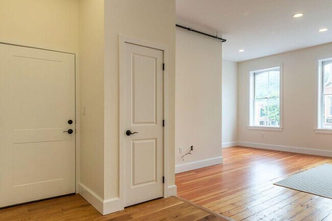 Building Photo - 21 Central St