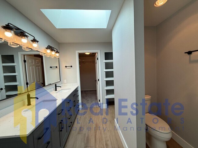 Building Photo - 15817 Lakeview Ave SE