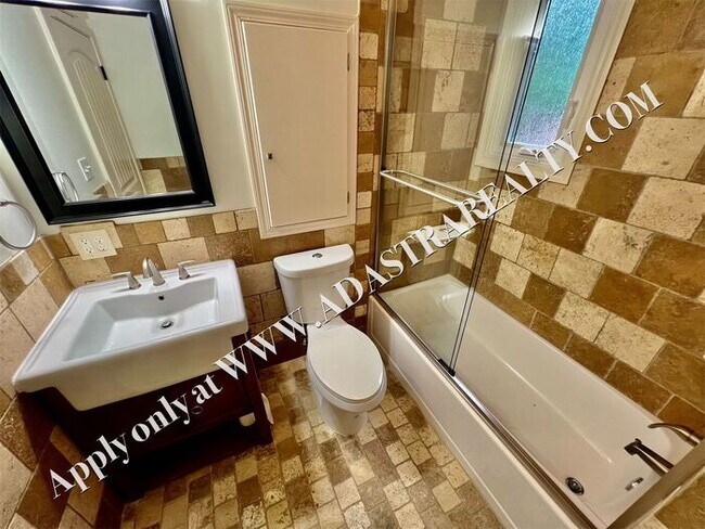 Building Photo - Beautiful 4 Bed 3.5 Bath Home in Fairway-Available NOW!!