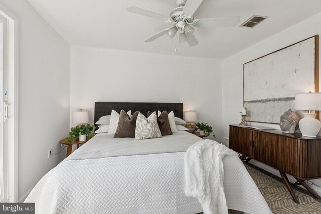 Building Photo - Great Townhouse w/ 2 Bedrooms, 1.5 Baths, ...