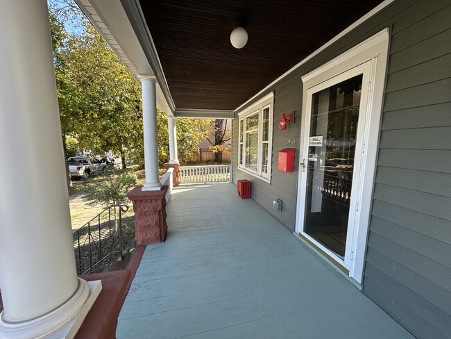 Building Photo - 980 6th St E