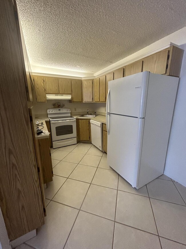 Building Photo - 1605 SW Silver Pine Way