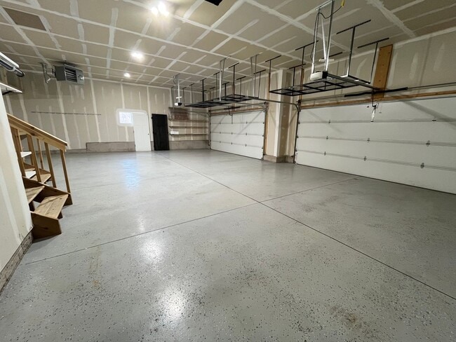 Building Photo - 4 Bed/3.5 Bath with 4 Stall Heated Garage!