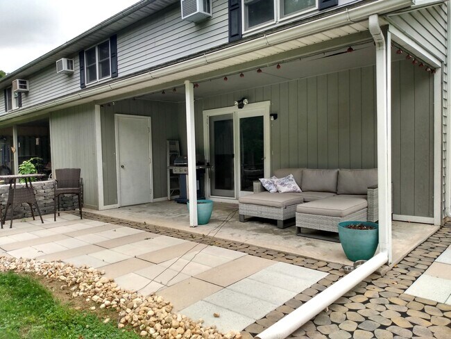 Building Photo - 2860 Fillmore Dr
