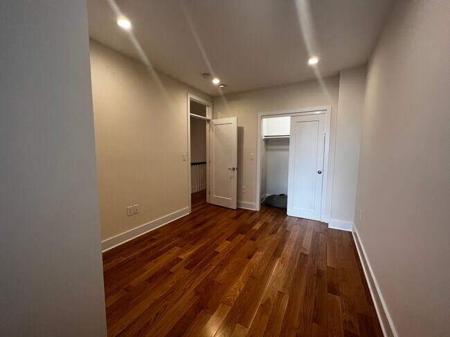 Building Photo - Lavish 5 BR/4 BA Townhome in Petworth!