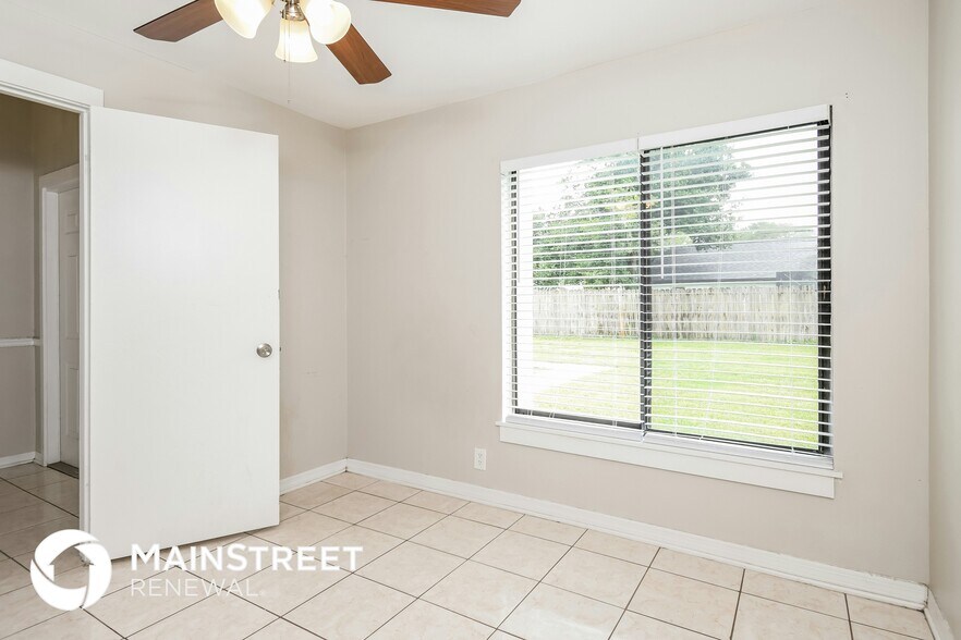 Building Photo - 820 E Flag Ln