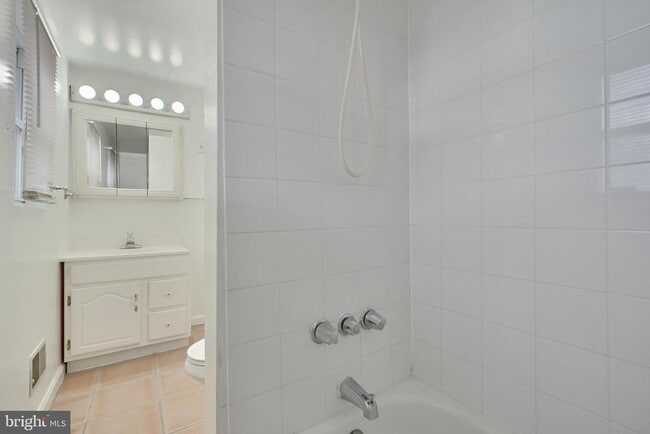 Building Photo - 1108 Baylis St