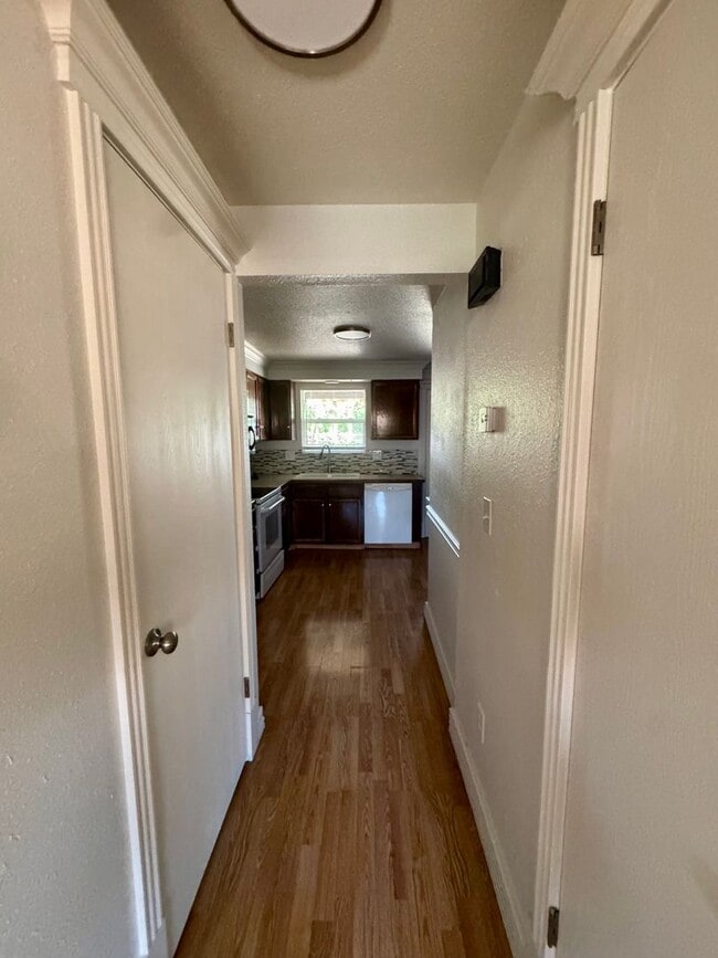 Building Photo - Great location 2 bedroom Condo