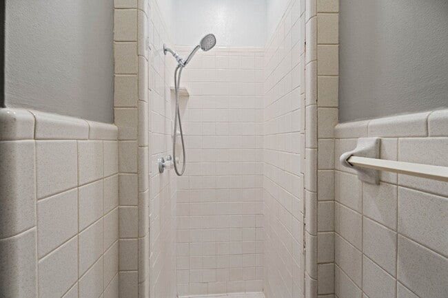 Building Photo - 5-Bedroom Home Available for Summer 2026 Pre-Lease!