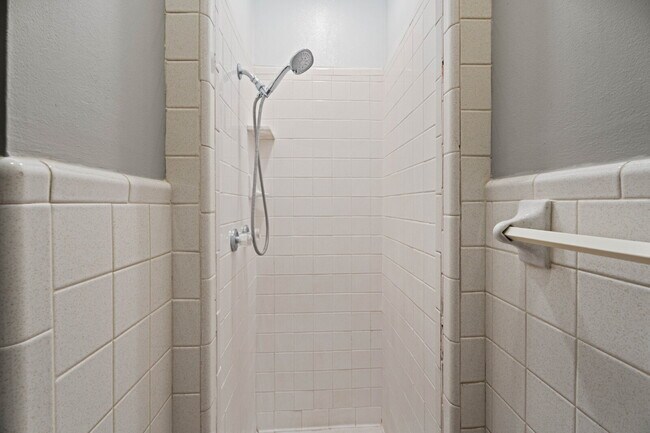 Building Photo - Massive 5-Bedroom Home with Mother-in-Law Suite Available for Summer 2026 Pre-Lease