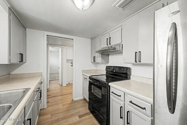 Building Photo - 317 N Elm St