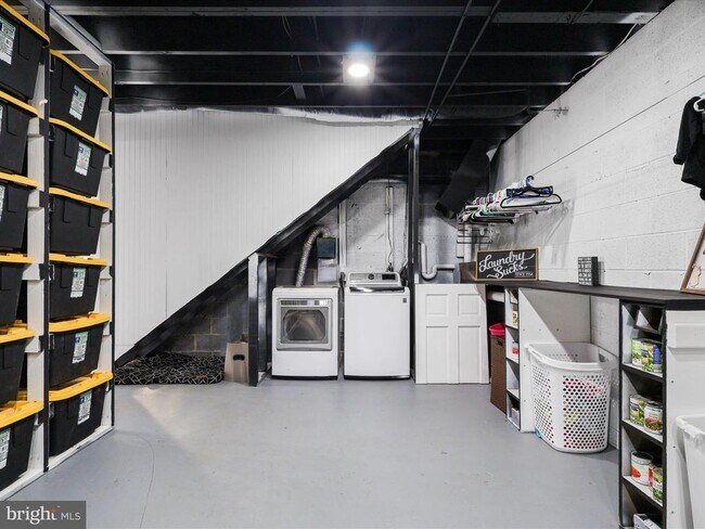 Building Photo - 8 English Oak Cir