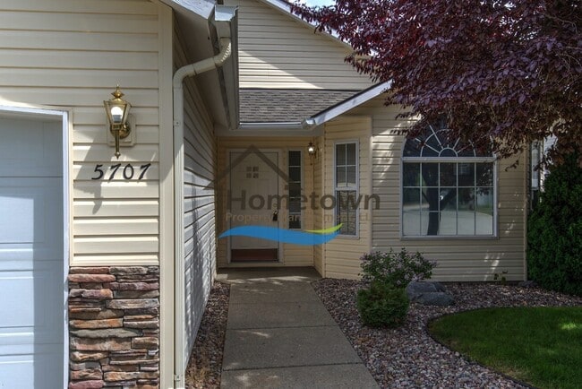 Building Photo - Lovely 3 Bedroom 2 Bath Home w/ 2 Car Gara...