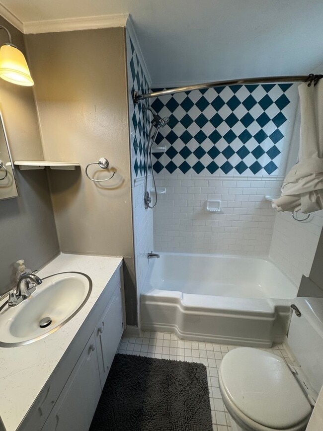 Building Photo - Furnished University area large 4 bedroom ...