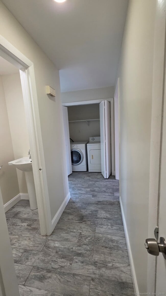 Building Photo - 104 Yacht St