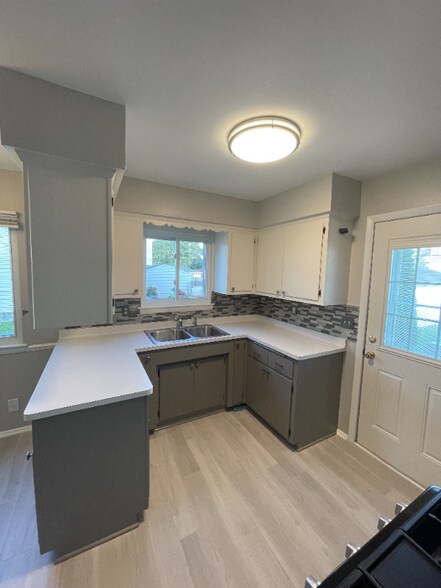 Building Photo - 4148 S Herman St