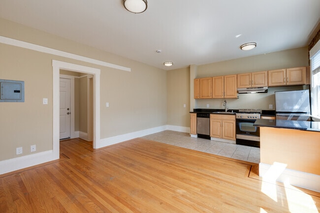 Studio - 364SF - Living Room, Kitchen - 825 Post