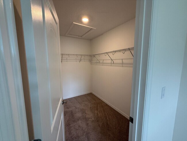 Building Photo - 3 Bedroom 2.5 Bath Townhouse W/1 Car garag...