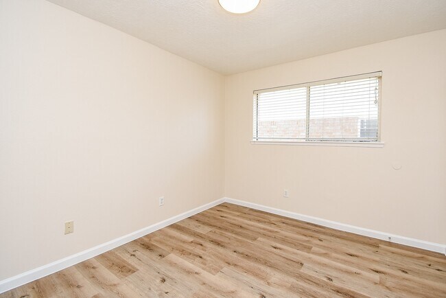 Building Photo - 2835 Pepperwood Dr