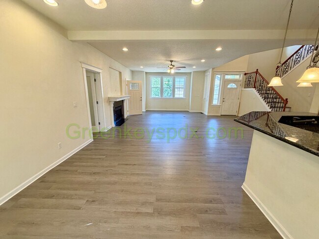 Building Photo - Gorgeous House in Upscale Neighborhood in Tigard, 5 Bedrooms plus Den/Office, 3.5 Bathrooms, Larg...