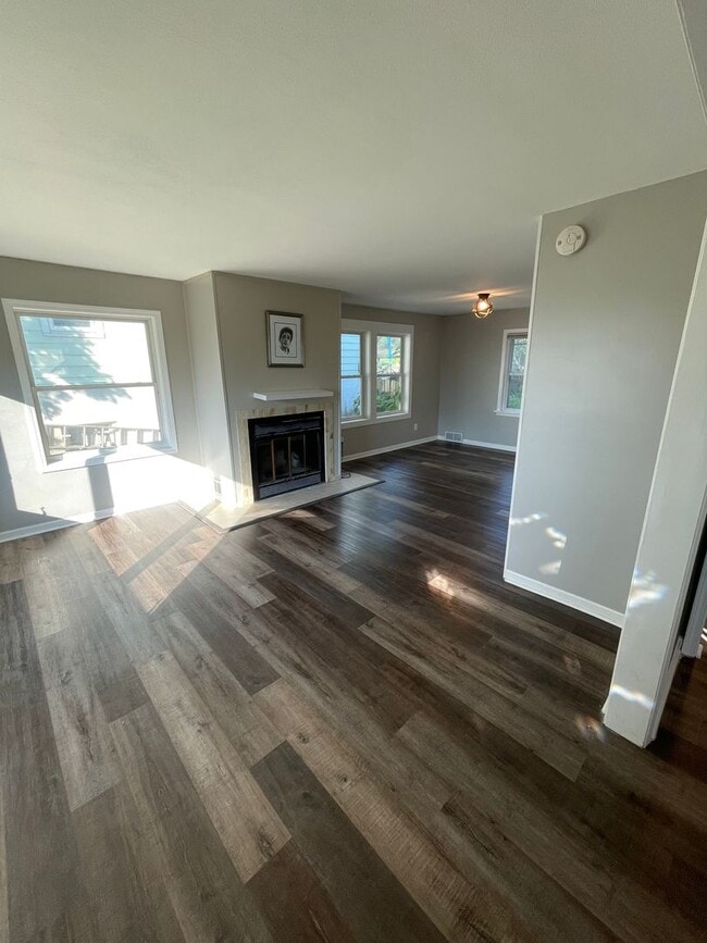 Building Photo - Available August - 2 Bedroom, 1 Bath New R...