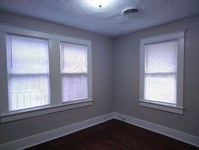 Building Photo - Move-in Special! 1/2 off first month's rent!
