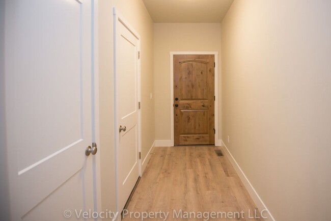 Building Photo - Beautiful Townhome For Lease!